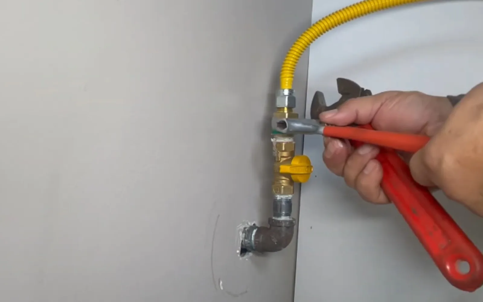 Gas line connection fittings at a residential appliance